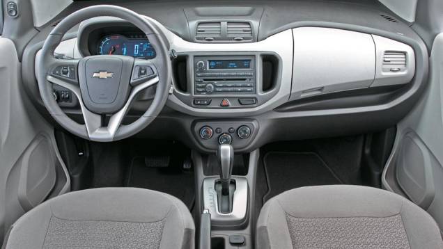 Spin tem interior mais moderno que o da rival | <a href="https://quatrorodas.abril.com.br/carros/comparativos/chevrolet-spin-x-nissan-grand-livina-700392.shtml" rel="migration">Leia o comparativo</a> - <a href="https://quatrorodas.abril.com.br/galerias/nissan/grand-livina-ed" rel="migration"></a>