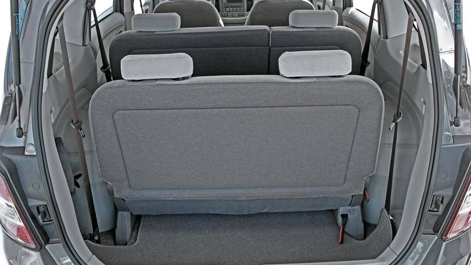 O Flex7 da Zafira era mais inteligente... | <a href="https://quatrorodas.abril.com.br/carros/comparativos/chevrolet-spin-x-nissan-grand-livina-700392.shtml" rel="migration">Leia o comparativo</a> - <a href="https://quatrorodas.abril.com.br/galerias/nissan/grand-livina-ed-08-" rel="migration"></a> O Flex7 da Zafira era mais inteligente... | <a href="https://quatrorodas.abril.com.br/carros/comparativos/chevrolet-spin-x-nissan-grand-livina-700392.shtml" rel="migration">Leia o comparativo</a> - <a href="https://quatrorodas.abril.com.br/galerias/nissan/grand-livina-ed-08-" rel="migration"></a>