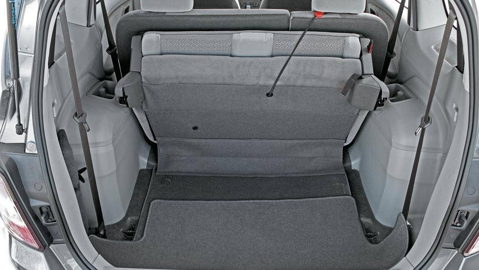 ... e preservava mais espaço na mala | <a href="https://quatrorodas.abril.com.br/carros/comparativos/chevrolet-spin-x-nissan-grand-livina-700392.shtml" rel="migration">Leia o comparativo</a> - <a href="https://quatrorodas.abril.com.br/galerias/nissan/grand-livina-ed-08" rel="migration"></a> ... e preservava mais espaço na mala | <a href="https://quatrorodas.abril.com.br/carros/comparativos/chevrolet-spin-x-nissan-grand-livina-700392.shtml" rel="migration">Leia o comparativo</a> - <a href="https://quatrorodas.abril.com.br/galerias/nissan/grand-livina-ed-08" rel="migration"></a>