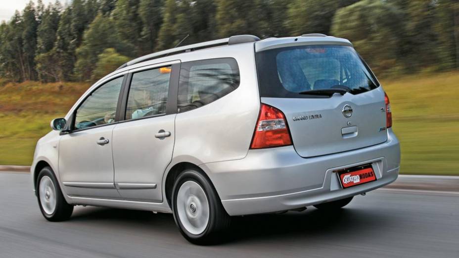 Traseira longa diferencia a versão maior | <a href="https://quatrorodas.abril.com.br/carros/comparativos/chevrolet-spin-x-nissan-grand-livina-700392.shtml" rel="migration">Leia o comparativo</a> - <a href="https://quatrorodas.abril.com.br/galerias/chevrolet/spin-ed-08-" rel="migration"></a>