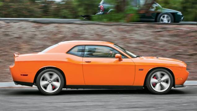 Na versão SRT8, o Challenger recebe rodas maiores, ... | <a href="https://quatrorodas.abril.com.br/salao-do-automovel/2012/carros/challenger-srt8-704000.shtml" rel="migration">Leia mais</a>