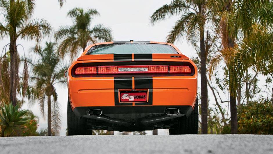As lanternas traseiras remetem ao Challenger original dos anos 60, formando uma longa faixa horizontal | <a href="https://quatrorodas.abril.com.br/salao-do-automovel/2012/carros/challenger-srt8-704000.shtml" rel="migration">Leia mais</a>