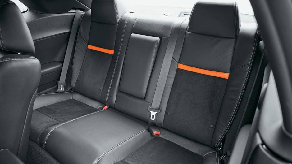 Há cinto para um terceiro ocupante, mas falta espaço | <a href="https://quatrorodas.abril.com.br/salao-do-automovel/2012/carros/challenger-srt8-704000.shtml" rel="migration">Leia mais</a>