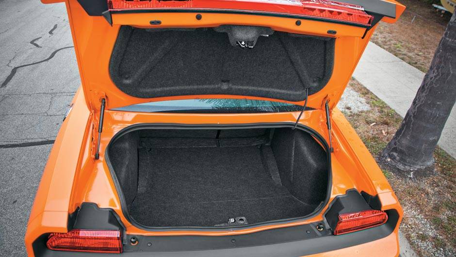Porta-malas de 460 litros digno de sedã | <a href="https://quatrorodas.abril.com.br/salao-do-automovel/2012/carros/challenger-srt8-704000.shtml" rel="migration">Leia mais</a>