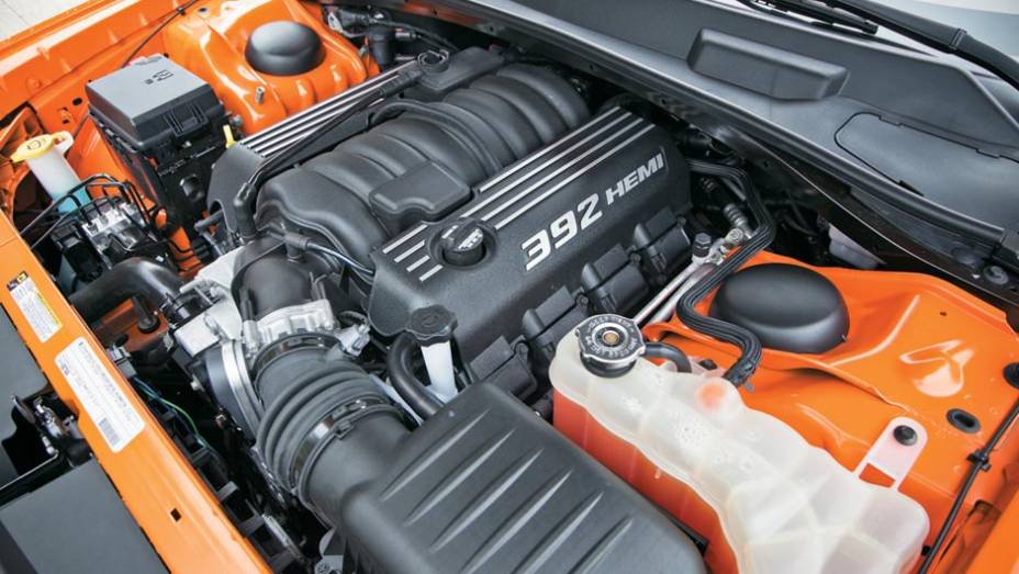 O V8 tem 6,4 litros e 470 cv | <a href="http://quatrorodas.abril.com.br/salao-do-automovel/2012/carros/challenger-srt8-704000.shtml" rel="migration">Leia mais</a>
