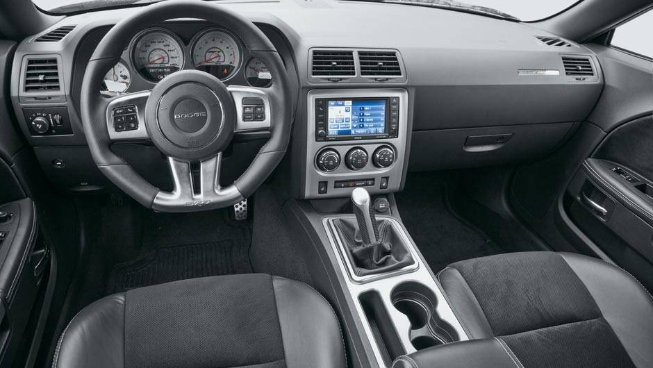 O SRT8 avaliado trazia central multimídia com tela de 8,4 polegadas e sistema Uconnect, com acesso a internet, comando de voz e disco rígido de 30 GB | <a href="https://quatrorodas.abril.com.br/carros/impressoes/dodge-challenger-srt8-700591.shtm" rel="migration"></a>