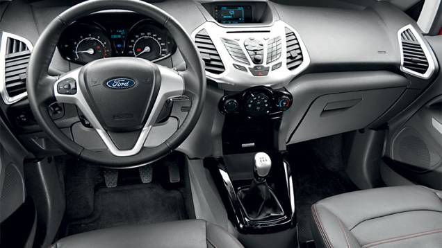 Painel é dividido em dois andares. Molduras dos difusores de ar refletem nos vidros laterais | <a href="https://quatrorodas.abril.com.br/carros/testes/ford-ecosport-freestyle-1-6-16v-699470.shtml" rel="migration">Leia mais</a> Painel é dividido em dois andares. Molduras dos difusores de ar refletem nos vidros laterais | <a href="https://quatrorodas.abril.com.br/carros/testes/ford-ecosport-freestyle-1-6-16v-699470.shtml" rel="migration">Leia mais</a>