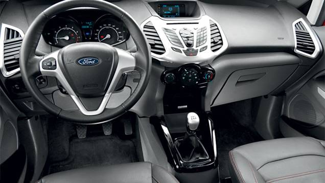 Painel é dividido em dois andares. Molduras dos difusores de ar refletem nos vidros laterais | <a href="https://quatrorodas.abril.com.br/carros/testes/ford-ecosport-freestyle-1-6-16v-699470.shtml" rel="migration">Leia mais</a>