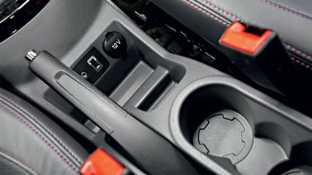 Tomada 12V, porta-copo e entradas de áudio | <a href="https://quatrorodas.abril.com.br/carros/testes/ford-ecosport-freestyle-1-6-16v-699470.shtml" rel="migration">Leia mais</a> Tomada 12V, porta-copo e entradas de áudio | <a href="https://quatrorodas.abril.com.br/carros/testes/ford-ecosport-freestyle-1-6-16v-699470.shtml" rel="migration">Leia mais</a>