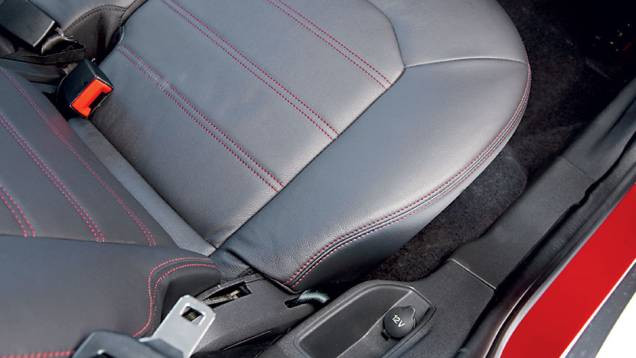 Junto ao banco traseiro há outra tomada 12V | <a href="https://quatrorodas.abril.com.br/carros/testes/ford-ecosport-freestyle-1-6-16v-699470.shtml" rel="migration">Leia mais</a> Junto ao banco traseiro há outra tomada 12V | <a href="https://quatrorodas.abril.com.br/carros/testes/ford-ecosport-freestyle-1-6-16v-699470.shtml" rel="migration">Leia mais</a>
