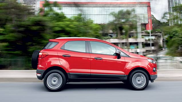 No lugar do friso, uma saia escura disfarça o 1,69 metro de altura do Eco | <a href="https://quatrorodas.abril.com.br/carros/testes/ford-ecosport-freestyle-1-6-16v-699470.shtml" rel="migration">Leia mais</a>