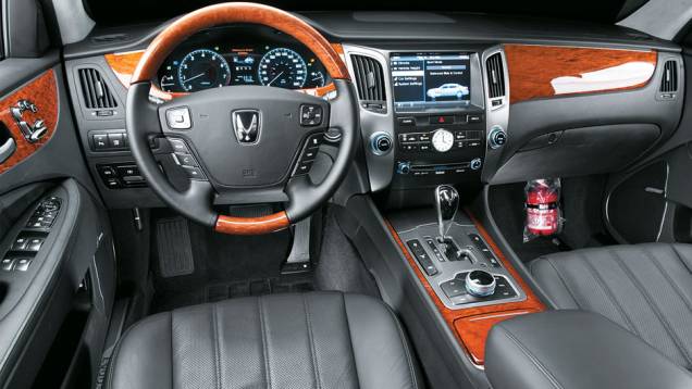 Da traseira, o patrão controla som, ar e, claro, seu próprio banco,... | <a href="https://quatrorodas.abril.com.br/carros/lancamentos/hyundai-equus-vs-460-699012.shtml" rel="migration">Leia mais</a> Da traseira, o patrão controla som, ar e, claro, seu próprio banco,... | <a href="https://quatrorodas.abril.com.br/carros/lancamentos/hyundai-equus-vs-460-699012.shtml" rel="migration">Leia mais</a>
