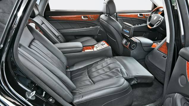 Classe executiva: banco traseiro direito é a área VIP | <a href="https://quatrorodas.abril.com.br/carros/lancamentos/hyundai-equus-vs-460-699012.shtml" rel="migration">Leia mais</a> Classe executiva: banco traseiro direito é a área VIP | <a href="https://quatrorodas.abril.com.br/carros/lancamentos/hyundai-equus-vs-460-699012.shtml" rel="migration">Leia mais</a>