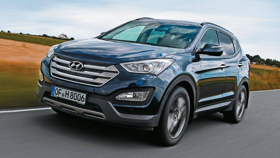 Mudan&ccedil;a radical no design: grade cromada e faróis trapezoidais | <a href="https://quatrorodas.abril.com.br/salao-do-automovel/2012/carros/hyundai-santa-fe-703900.shtml" rel="migration">Leia mais</a>