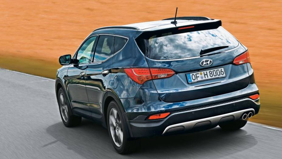 Traseira quase igual à do ix35, mas lanternas são bem diferentes | <a href="https://quatrorodas.abril.com.br/salao-do-automovel/2012/carros/hyundai-santa-fe-703900.shtml" rel="migration">Leia mais</a>