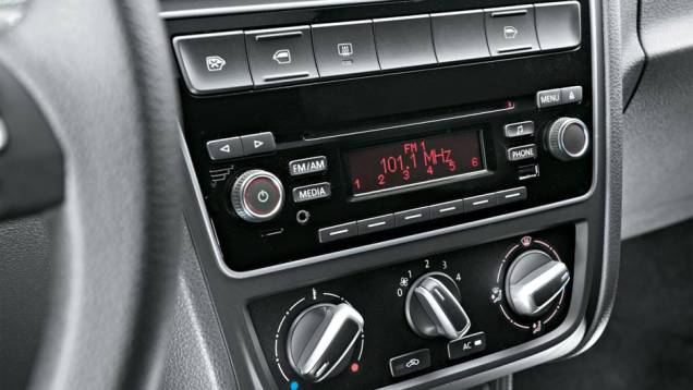 O rádio é oferecido como item opcional | <a href="https://quatrorodas.abril.com.br/carros/testes/vw-gol-699508.shtml" rel="migration">Leia mais</a> O rádio é oferecido como item opcional | <a href="https://quatrorodas.abril.com.br/carros/testes/vw-gol-699508.shtml" rel="migration">Leia mais</a>