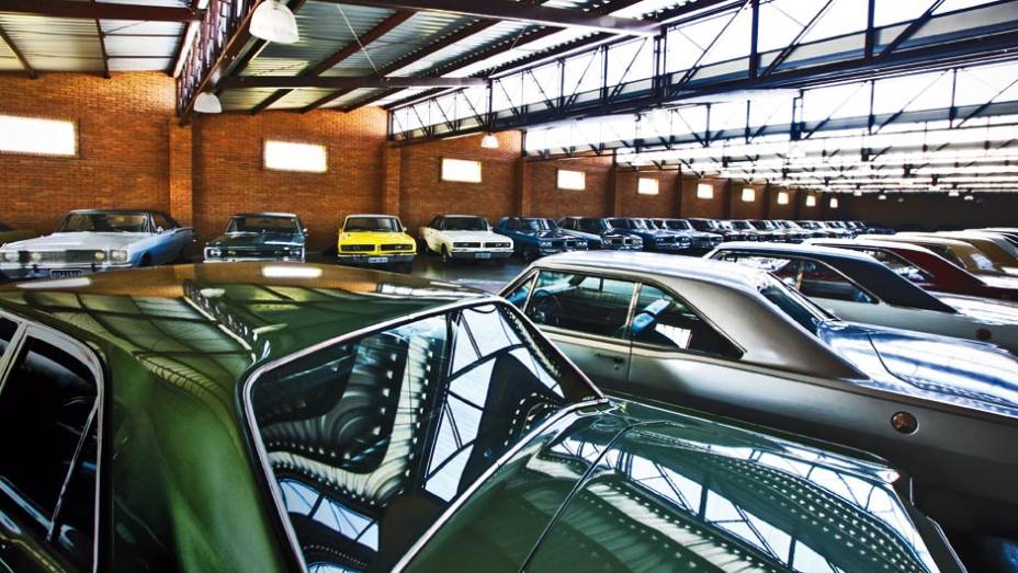 Entre os mais de 40 carros, um de cada ano | <a href="https://quatrorodas.abril.com.br/reportagens/geral/museu-dodge-699798.shtml" rel="migration">Leia mais</a>