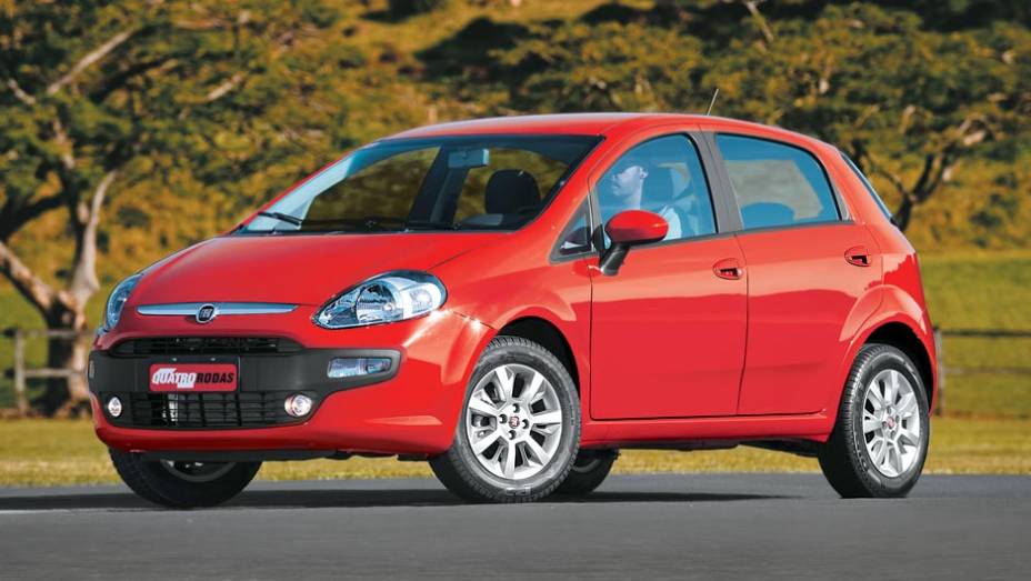 Punto Attractive 1.4 A versão de entrada vem com rodas de aço e calotas. Cuidado: o ar-condicionado é opcional | <a href="https://quatrorodas.abril.com.br/carros/testes/fiat-punto-699955.shtml" rel="migration">Leia mais</a>