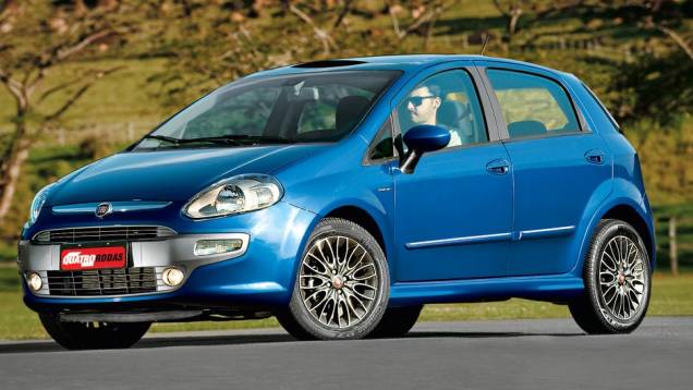 Punto Sporting 1.8 Topo de linha entre os motores aspirados, vem com rodas de 17 polegadas e som com controles no volante | <a href="https://quatrorodas.abril.com.br/carros/testes/fiat-punto-699955.shtml" rel="migration">Leia mais</a>