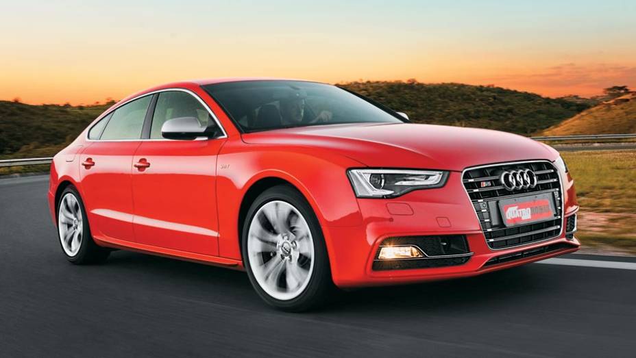 Com o face-lift, os faróis mudaram por dentro e por fora | <a href="https://quatrorodas.abril.com.br/carros/testes/audi-s5-700509.shtml" rel="migration">Leia mais</a>