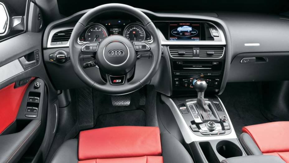 Console central, voltado para o piloto e alto entre os bancos, facilita a ergonomia. O S5 vem completo de série | <a href="https://quatrorodas.abril.com.br/carros/testes/audi-s5-700509.shtml" rel="migration">Leia mais</a>