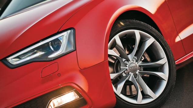 Rodas aro 18 e faróis com leds e xenônio: itens de série | <a href="https://quatrorodas.abril.com.br/carros/testes/audi-s5-700509.shtml" rel="migration">Leia mais</a>