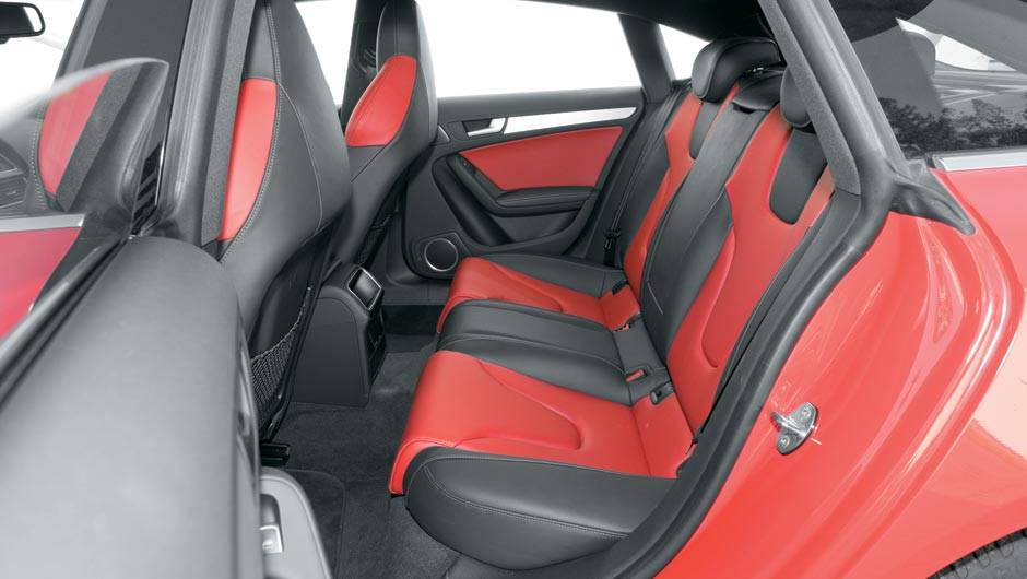 ...e a traseira acompanha o layout | <a href="https://quatrorodas.abril.com.br/carros/testes/audi-s5-700509.shtml" rel="migration">Leia mais</a>