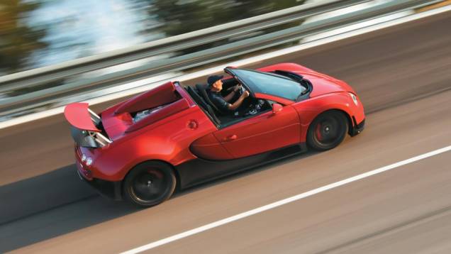 O aerofólio "sabe" quando o carro está com capota ou não e se ajusta sozinho | <a href="https://quatrorodas.abril.com.br/carros/impressoes/bugatti-veyron-vitesse-699818.shtml" rel="migration">Leia mais</a> O aerofólio "sabe" quando o carro está com capota ou não e se ajusta sozinho | <a href="https://quatrorodas.abril.com.br/carros/impressoes/bugatti-veyron-vitesse-699818.shtml" rel="migration">Leia mais</a>
