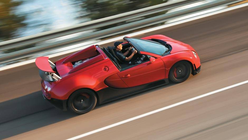 O aerofólio "sabe" quando o carro est&aacute; com capota ou n&atilde;o e se ajusta sozinho | <a href="https://quatrorodas.abril.com.br/carros/impressoes/bugatti-veyron-vitesse-699818.shtml" rel="migration">Leia mais</a>