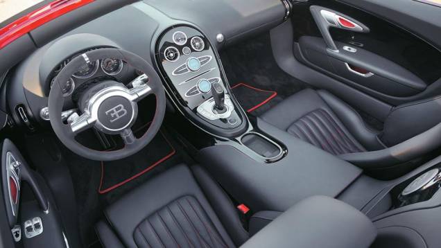 Volante de alumínio | <a href="https://quatrorodas.abril.com.br/carros/impressoes/bugatti-veyron-vitesse-699818.shtml" rel="migration">Leia mais</a> Volante de alumínio | <a href="https://quatrorodas.abril.com.br/carros/impressoes/bugatti-veyron-vitesse-699818.shtml" rel="migration">Leia mais</a>