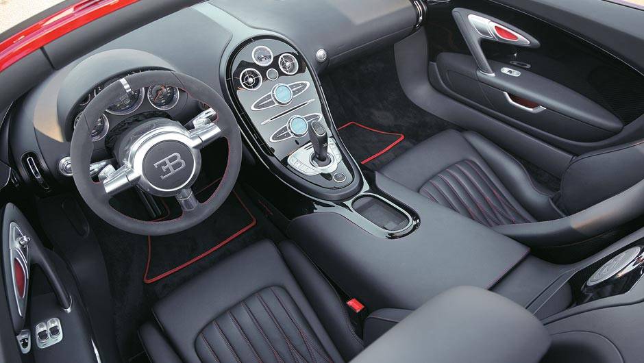 Volante de alumínio | <a href="https://quatrorodas.abril.com.br/carros/impressoes/bugatti-veyron-vitesse-699818.shtml" rel="migration">Leia mais</a>