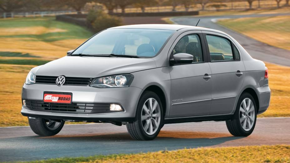 Nova frente deixou o Voyage com cara de VW alemão | <a href="https://quatrorodas.abril.com.br/carros/lancamentos/vw-voyage-comfortline-699016.shtml" rel="migration">Leia mais</a>