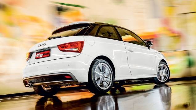 Com 3,95 metros, ele é pouco maior que um VW Gol | <a href="https://quatrorodas.abril.com.br/carros/testes/audi-a1-sport-704018.shtml" rel="migration">Leia mais</a>