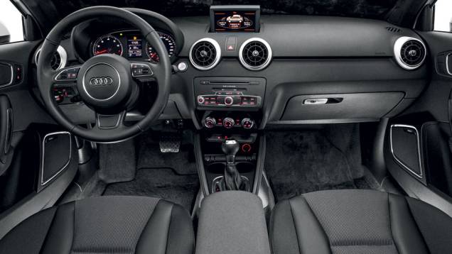 Opcionais pedem investimento de 22914 reais | <a href="https://quatrorodas.abril.com.br/carros/testes/audi-a1-sport-704018.shtml" rel="migration">Leia mais</a> Opcionais pedem investimento de 22914 reais | <a href="https://quatrorodas.abril.com.br/carros/testes/audi-a1-sport-704018.shtml" rel="migration">Leia mais</a>