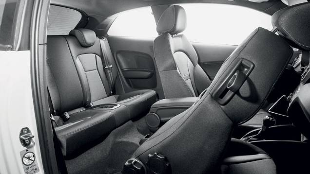 ...sobretudo atrás | <a href="https://quatrorodas.abril.com.br/carros/testes/audi-a1-sport-704018.shtml" rel="migration">Leia mais</a> ...sobretudo atrás | <a href="https://quatrorodas.abril.com.br/carros/testes/audi-a1-sport-704018.shtml" rel="migration">Leia mais</a>