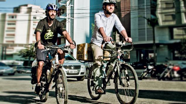 JP (dir.) em serviço: Bike Anjo conta com 150 voluntários | <a href="https://quatrorodas.abril.com.br/reportagens/geral/sao-paulo-faz-pelos-ciclistas-704346.shtml" rel="migration">Leia mais</a> JP (dir.) em serviço: Bike Anjo conta com 150 voluntários | <a href="https://quatrorodas.abril.com.br/reportagens/geral/sao-paulo-faz-pelos-ciclistas-704346.shtml" rel="migration">Leia mais</a>
