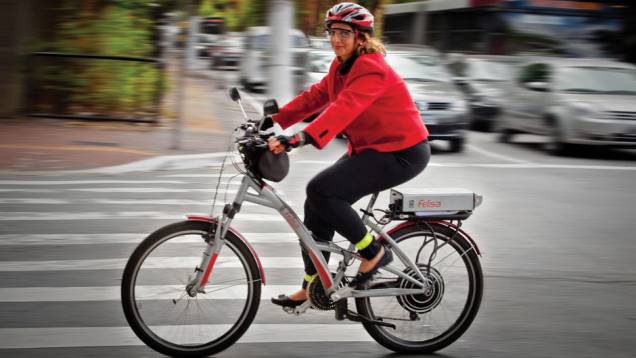 Patricia trocou o carro por uma bicicleta elétrica | <a href="https://quatrorodas.abril.com.br/reportagens/geral/sao-paulo-faz-pelos-ciclistas-704346.shtml" rel="migration">Leia mais</a>