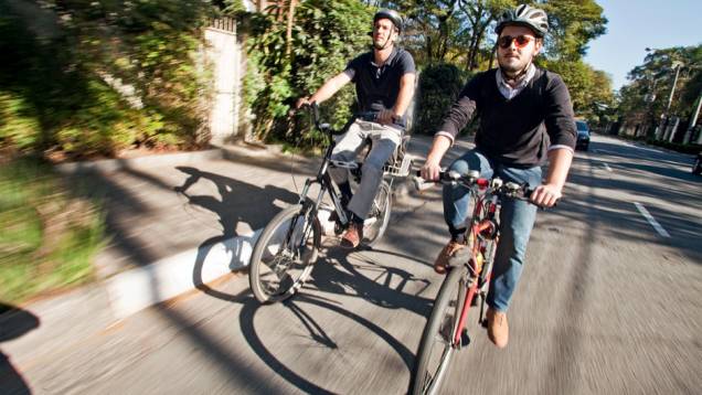 Buser (esq.) e Stucchi: de bike para o trabalho | <a href="https://quatrorodas.abril.com.br/reportagens/geral/sao-paulo-faz-pelos-ciclistas-704346.shtml" rel="migration">Leia mais</a>