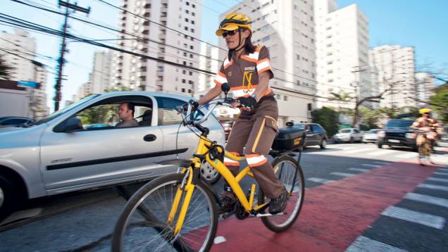 ...e a CET (de Neusa) pedalam pelas ruas | <a href="https://quatrorodas.abril.com.br/reportagens/geral/sao-paulo-faz-pelos-ciclistas-704346.shtml" rel="migration">Leia mais</a> ...e a CET (de Neusa) pedalam pelas ruas | <a href="https://quatrorodas.abril.com.br/reportagens/geral/sao-paulo-faz-pelos-ciclistas-704346.shtml" rel="migration">Leia mais</a>