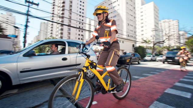 ...e a CET (de Neusa) pedalam pelas ruas | <a href="https://quatrorodas.abril.com.br/reportagens/geral/sao-paulo-faz-pelos-ciclistas-704346.shtml" rel="migration">Leia mais</a>