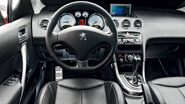 Bem equipado, ele vem com ar digital bizona, GPS, câmbio automático e som de 240 W com USB | <a href="https://quatrorodas.abril.com.br/carros/testes/peugeot-308-cc-702716.shtml" rel="migration">Leia mais</a> Bem equipado, ele vem com ar digital bizona, GPS, câmbio automático e som de 240 W com USB | <a href="https://quatrorodas.abril.com.br/carros/testes/peugeot-308-cc-702716.shtml" rel="migration">Leia mais</a>