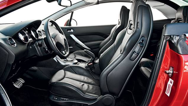 Encosto de cabeça integrado aos bancos de couro | <a href="https://quatrorodas.abril.com.br/carros/testes/peugeot-308-cc-702716.shtml" rel="migration">Leia mais</a> Encosto de cabeça integrado aos bancos de couro | <a href="https://quatrorodas.abril.com.br/carros/testes/peugeot-308-cc-702716.shtml" rel="migration">Leia mais</a>