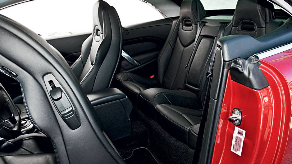 Atrás, espaço apertado para dois adultos | <a href="https://quatrorodas.abril.com.br/carros/testes/peugeot-308-cc-702716.shtml" rel="migration">Leia mais</a>