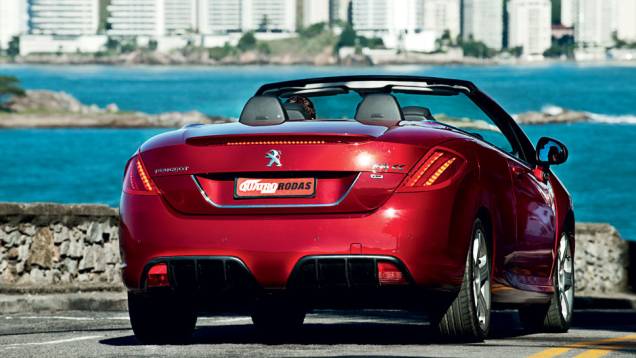 Traseira de design exclusivo e para-choque com extrator de ar. Mas, para um carro de pretensões esportivas, falta o escape duplo | <a href="https://quatrorodas.abril.com.br/carros/testes/peugeot-308-cc-702716.shtml" rel="migration">Leia mais</a> Traseira de design exclusivo e para-choque com extrator de ar. Mas, para um carro de pretensões esportivas, falta o escape duplo | <a href="https://quatrorodas.abril.com.br/carros/testes/peugeot-308-cc-702716.shtml" rel="migration">Leia mais</a>