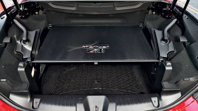 Tela no porta-malas de 226 litros indica até onde vai a bagagem quando a capota está recolhida | <a href="https://quatrorodas.abril.com.br/carros/testes/peugeot-308-cc-702716.shtml" rel="migration">Leia mais</a> Tela no porta-malas de 226 litros indica até onde vai a bagagem quando a capota está recolhida | <a href="https://quatrorodas.abril.com.br/carros/testes/peugeot-308-cc-702716.shtml" rel="migration">Leia mais</a>