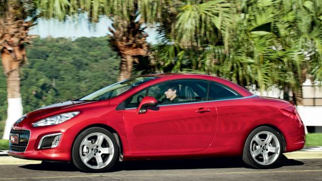 Com ela de pé, cabem 403 litros | <a href="https://quatrorodas.abril.com.br/carros/testes/peugeot-308-cc-702716.shtml" rel="migration">Leia mais</a> Com ela de pé, cabem 403 litros | <a href="https://quatrorodas.abril.com.br/carros/testes/peugeot-308-cc-702716.shtml" rel="migration">Leia mais</a>