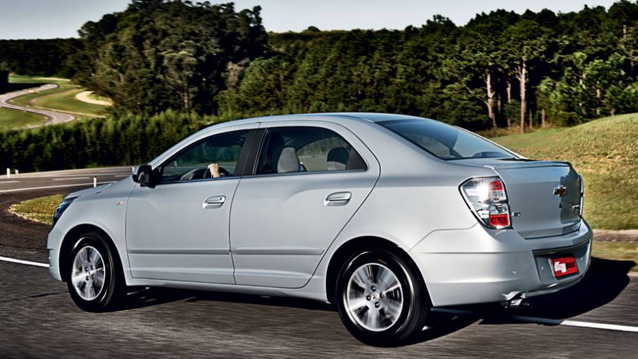 Novas rodas, lanternas com fundo brilhante e um aerofólio diferenciam o 1.8 | <a href="https://quatrorodas.abril.com.br/carros/testes/chevrolet-cobalt-ltz-1-8-automatico-703934.shtml" rel="migration">Leia mais</a> | <a href="https://quatrorodas.abril.com.br/carros/compa" rel="migration"></a>