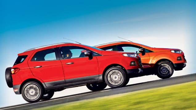 Gêmeos na forma e no conteúdo: o laranja (ao fundo) é o 2.0, o vermelho é o 1.6 | <a href="https://quatrorodas.abril.com.br/carros/comparativos/ecosport-1-6-x-ecosport-2-0-703378.shtml" rel="migration">Leia mais</a> Gêmeos na forma e no conteúdo: o laranja (ao fundo) é o 2.0, o vermelho é o 1.6 | <a href="https://quatrorodas.abril.com.br/carros/comparativos/ecosport-1-6-x-ecosport-2-0-703378.shtml" rel="migration">Leia mais</a>