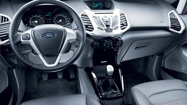 Comandos no volante e apliques pretos e prateados: toque de sofisticação | <a href="https://quatrorodas.abril.com.br/carros/comparativos/ecosport-1-6-x-ecosport-2-0-703378.shtml" rel="migration">Leia mais</a> Comandos no volante e apliques pretos e prateados: toque de sofisticação | <a href="https://quatrorodas.abril.com.br/carros/comparativos/ecosport-1-6-x-ecosport-2-0-703378.shtml" rel="migration">Leia mais</a>