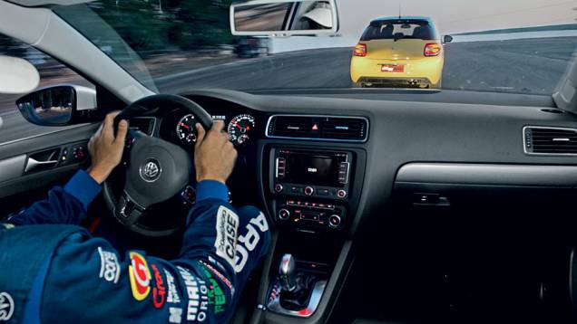 Quem vê o design discreto do painel não faz ideia da esportividade do Jetta na pista | <a href="https://quatrorodas.abril.com.br/reportagens/geral/camaro-x-ds3-x-punto-x-jetta-x-impreza-703736.shtml" rel="migration">Leia mais</a> Quem vê o design discreto do painel não faz ideia da esportividade do Jetta na pista | <a href="https://quatrorodas.abril.com.br/reportagens/geral/camaro-x-ds3-x-punto-x-jetta-x-impreza-703736.shtml" rel="migration">Leia mais</a>